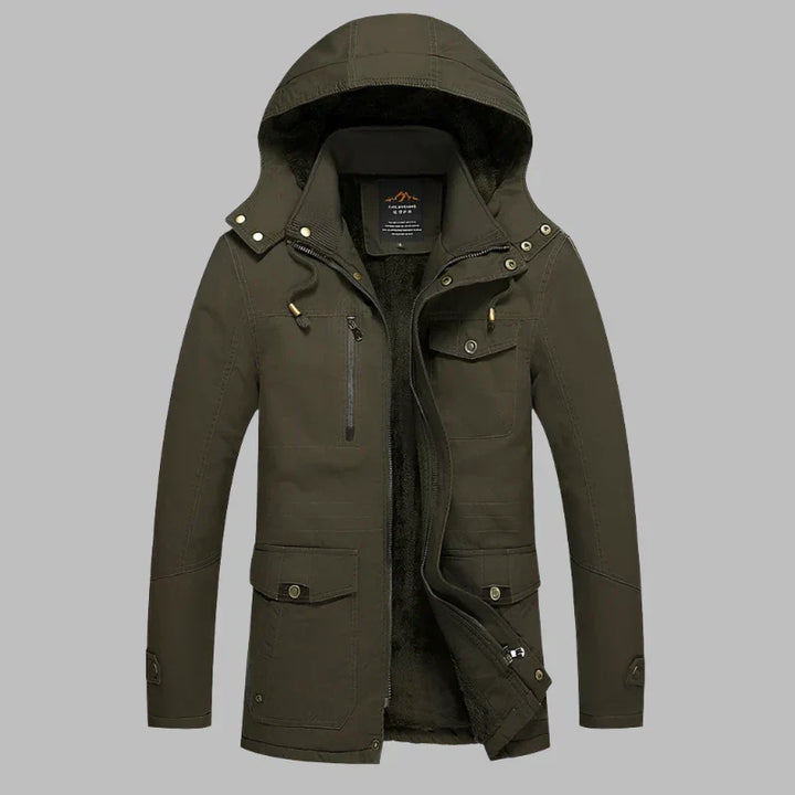 Dunkelgrüne Herren-Winterjacke mit Kapuze, Reißverschluss und Taschen. Outdoor-tauglich, warm gefüttert, ideal für kalte Temperaturen.