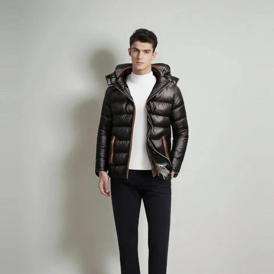 Ein Mann trägt eine schwarze Daunenjacke mit Kapuze und einen weißen Rollkragenpullover. Mode, Winterjacke, Herrenbekleidung, stilvoll.