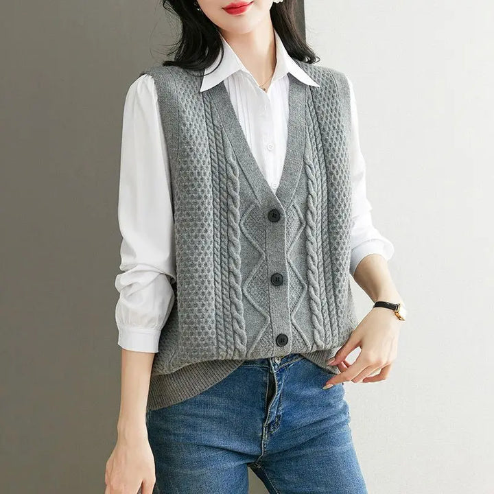 Strickweste für den Herbst - Ärmellose Strickweste mit Zopfmuster und V-Ausschnitt für Damen