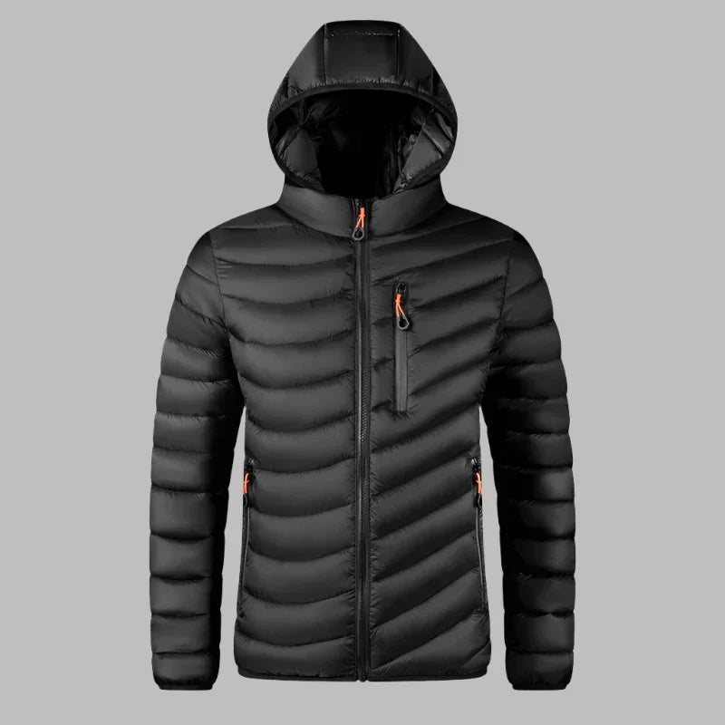 Schwarze Daunenjacke mit Kapuze, Reißverschlusstaschen und Steppmuster. Ideal für Wintermode, Outdoor-Aktivitäten und kaltes Wetter.