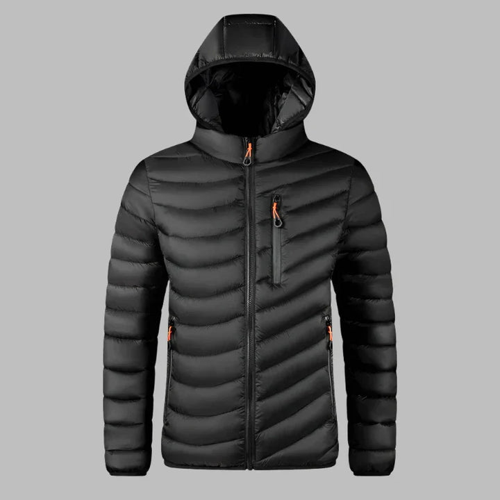Schwarze Daunenjacke mit Kapuze, Reißverschlusstaschen und Steppmuster. Ideal für Wintermode, Outdoor-Aktivitäten und kaltes Wetter.