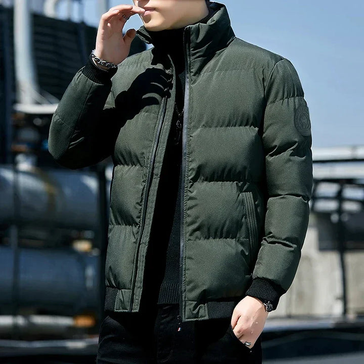 Grüner Herren-Daunenmantel, modisch und warm, ideal für Wintermode. Perfekt für Outdoor-Aktivitäten und kaltes Wetter. Hochwertige Winterjacke.