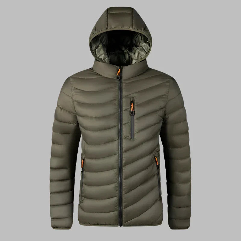Dunkelgrüne Daunenjacke mit Kapuze, Reißverschlusstaschen und Steppmuster. Ideal für Outdoor-Aktivitäten und Wintermode.