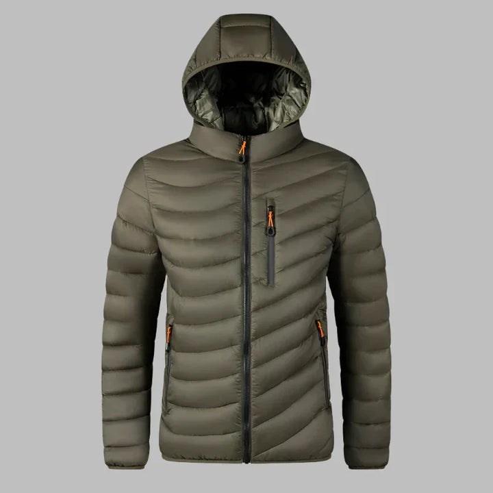 Dunkelgrüne Daunenjacke mit Kapuze, Reißverschlusstaschen und Steppmuster. Ideal für Outdoor-Aktivitäten und Wintermode.