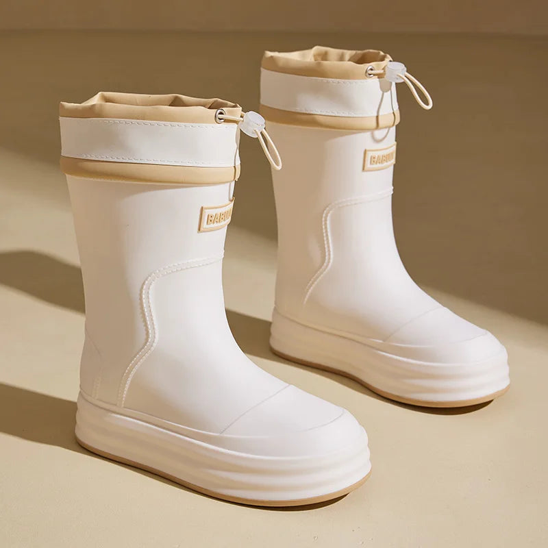 Regenstiefel für den Herbst - Beige Gummistiefel mit kontrastierenden Streifen und flacher Sohle für Damen