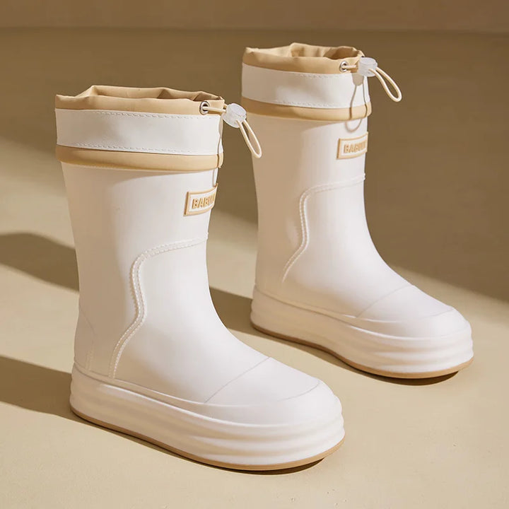 Regenstiefel für den Herbst - Beige Gummistiefel mit kontrastierenden Streifen und flacher Sohle für Damen