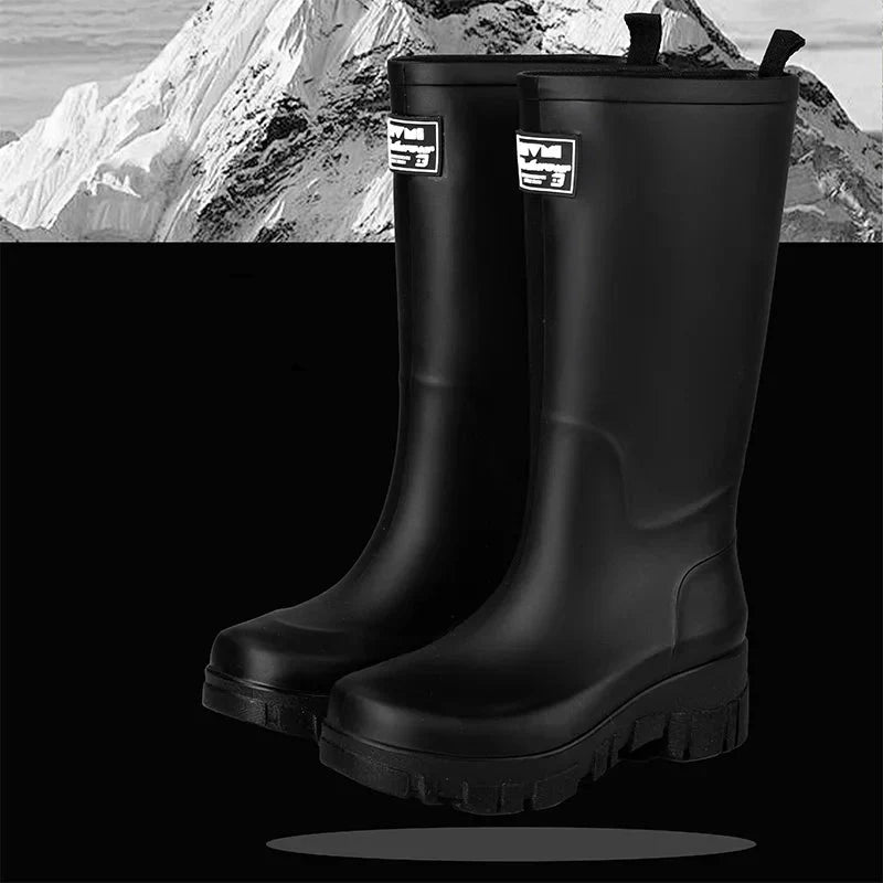 Regenstiefel für den Herbst - Schwarze Chelsea Gummistiefel mit Blockabsatz und Profilsohle für Damen