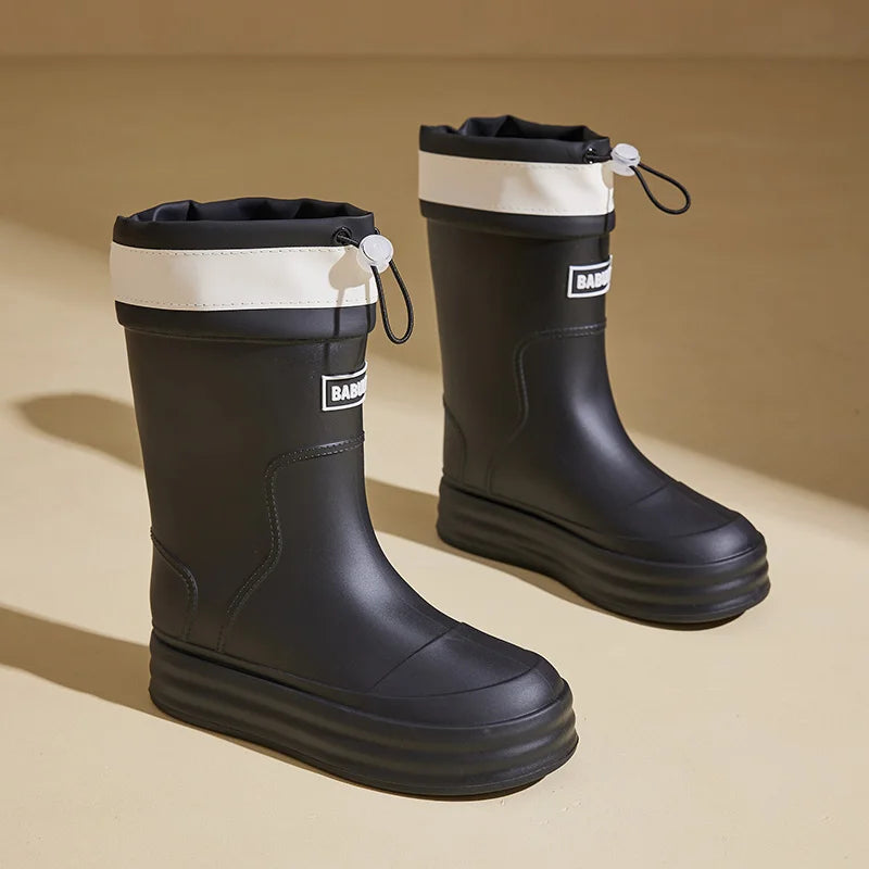 Regenstiefel für den Herbst - Beige Gummistiefel mit kontrastierenden Streifen und flacher Sohle für Damen