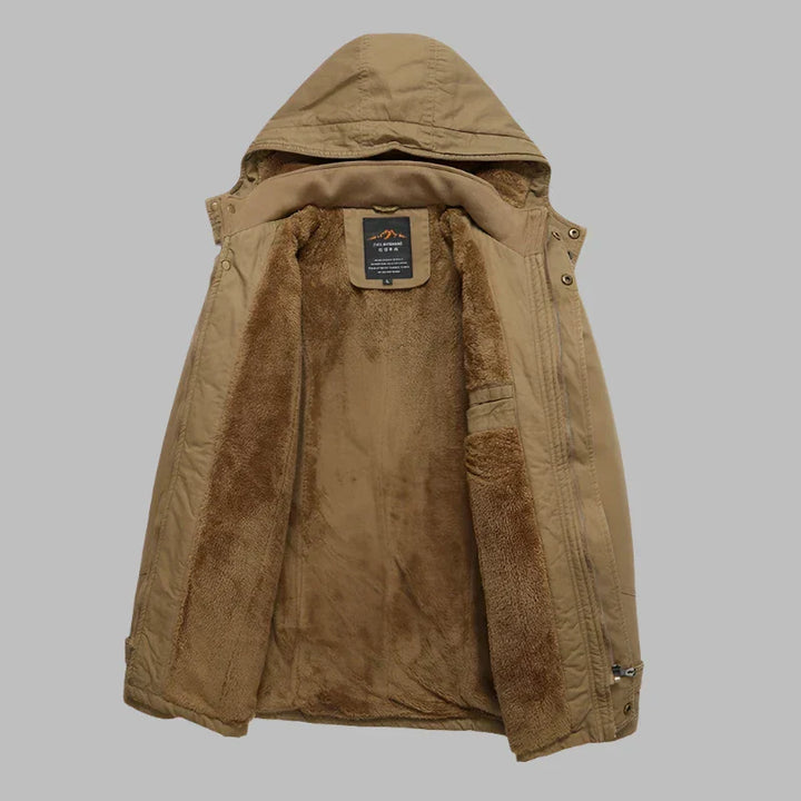 Beige Herren-Winterjacke mit Kapuze, warmem Fleecefutter und Reißverschluss. Ideal für kaltes Wetter. Hochwertige Outdoor-Bekleidung.