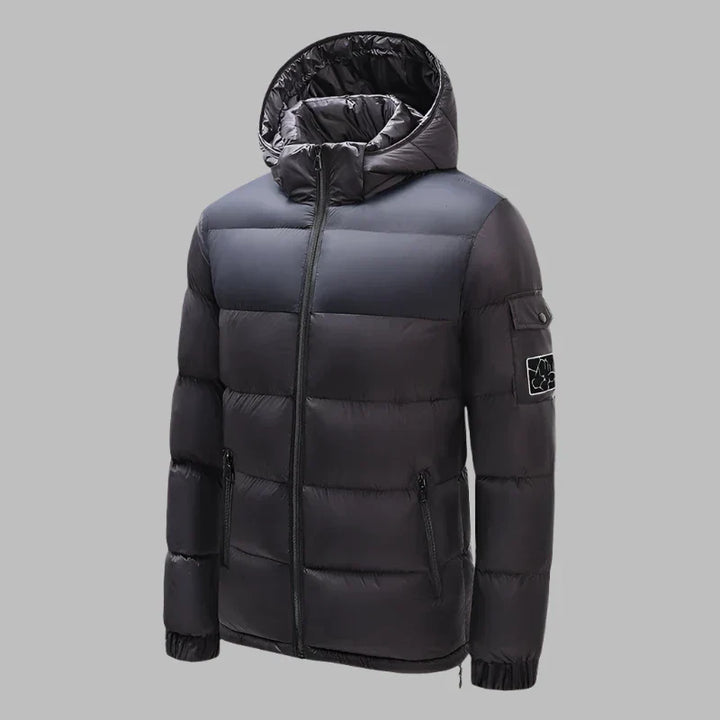 Schwarze Daunenjacke mit Kapuze, Reißverschluss und seitlichen Taschen, ideal für Wintermode. Stilvolle Herrenjacke, warm und wasserabweisend.