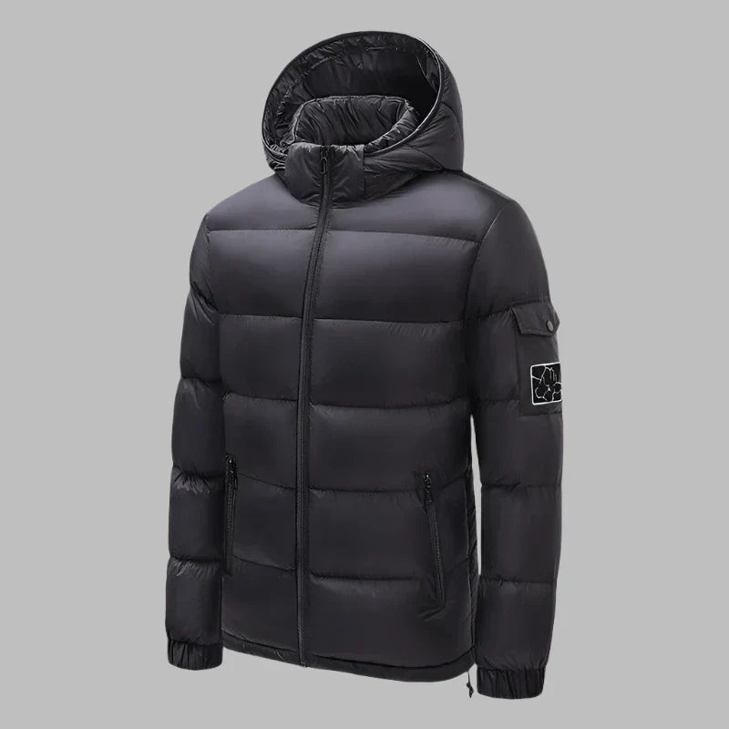Schwarze Daunenjacke mit Kapuze, Reißverschluss und seitlichen Taschen. Winterjacke für Herren, warm und stilvoll, ideal für kalte Temperaturen.