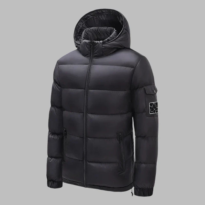 Schwarze Daunenjacke mit Kapuze, Reißverschluss und seitlichen Taschen. Winterjacke für Herren, warm und stilvoll, ideal für kalte Temperaturen.