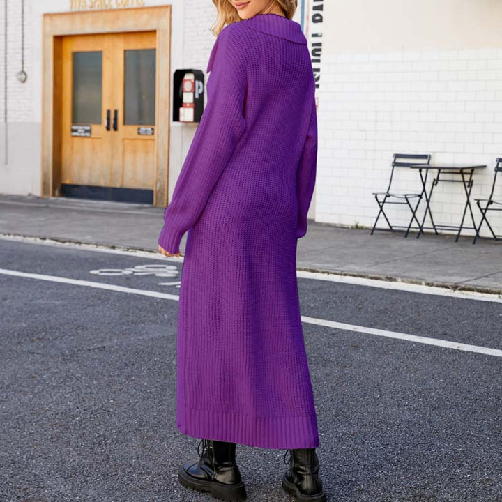 Frau in langem lila Strickkleid und schwarzen Stiefeln auf städtischer Straße. Modetrend Herbst, lässiger Stil, Streetwear.