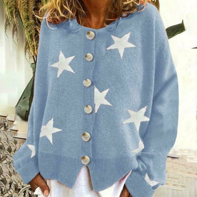 Damen Strickjacke mit weißen Sternen, hellblau, Knopfleiste, lässiger Stil, modische Oberbekleidung, ideal für Herbst und Winter.
