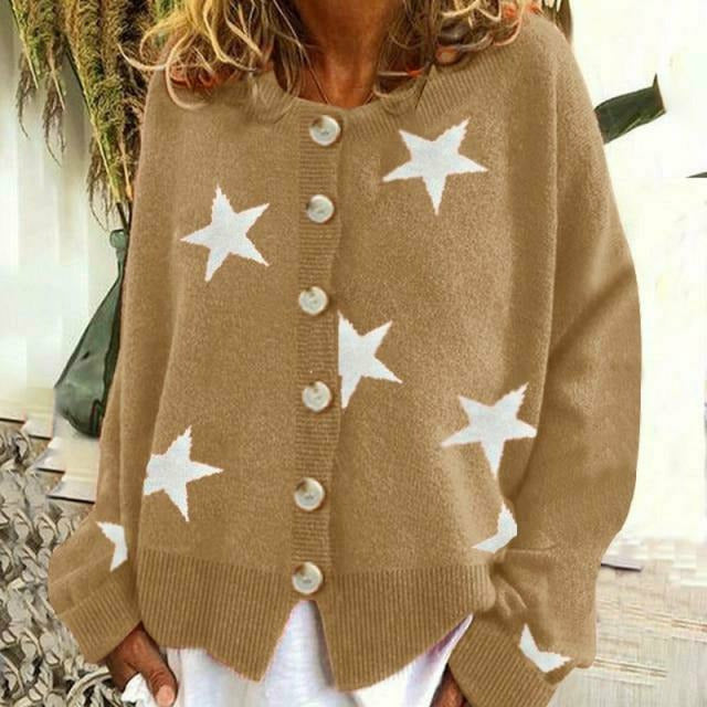 Damen Strickjacke mit weißen Sternen, beige, Knopfleiste, lässiger Stil, modische Herbstbekleidung, gemütlicher Look, trendige Damenmode.