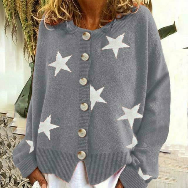 Grauer Damen-Cardigan mit weißen Sternen und Knopfleiste, modisch und bequem, ideal für Herbstmode. Perfekt für lässige Outfits und trendige Looks.