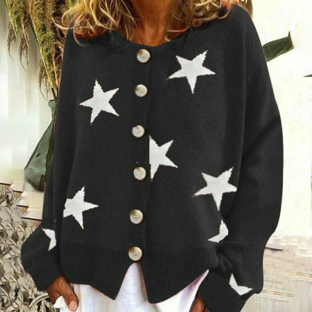 Schwarzer Cardigan mit weißen Sternen und Knopfleiste, getragen von einer Frau. Modischer Damenpullover, ideal für Herbstmode und lässige Outfits.