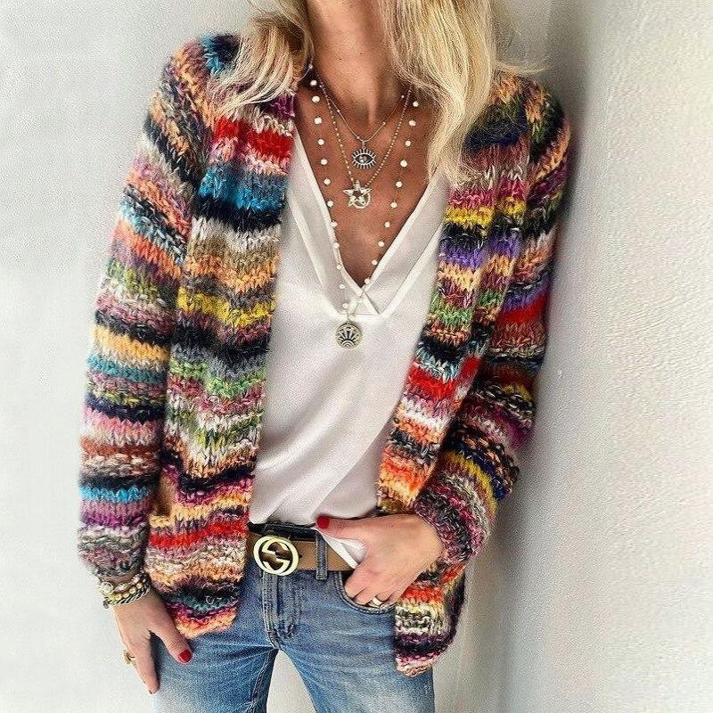Person, die einen bunten gestreiften Cardigan über einem weißen Hemd mit neutralem Hintergrund trägt