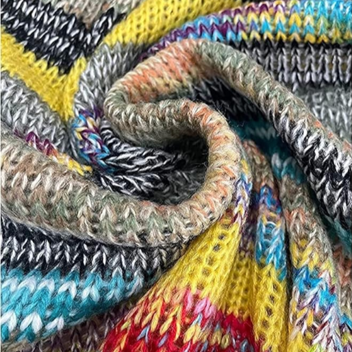Nahaufnahme von buntem Strickstoff mit verschiedenen Mustern und Farben.