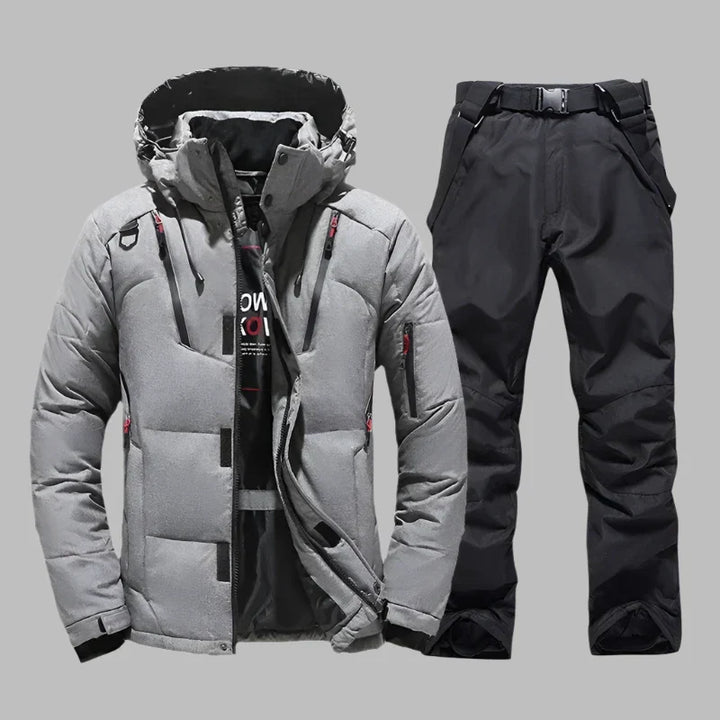 Graue Winterjacke und schwarze Skihose für Herren, wasserdicht und winddicht, ideal für Outdoor-Aktivitäten und Wintersport.