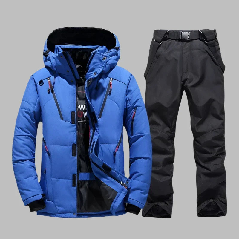 Blaue Winterjacke mit Kapuze und schwarze Skihose, ideal für Outdoor-Aktivitäten. Wasserdicht, winddicht, warm. Perfekt für Skifahren und Snowboarden.