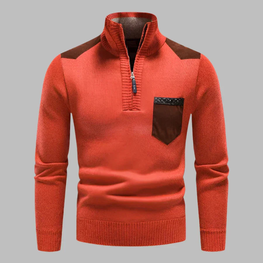 Roter Herrenpullover mit Reißverschluss, braunen Schulterdetails und Brusttasche. Modischer Strickpullover für Herbst und Winter.