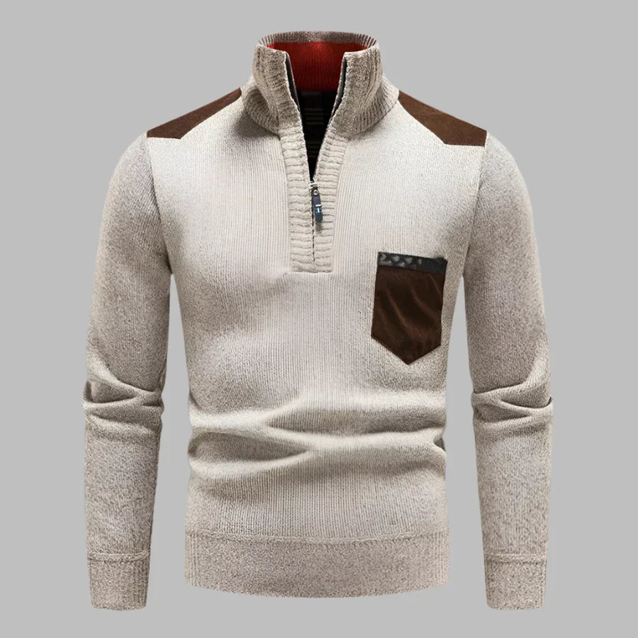 Beiger Herrenpullover mit Reißverschluss, braunen Schulterdetails und Brusttasche. Modischer Strickpullover für Herbst und Winter.