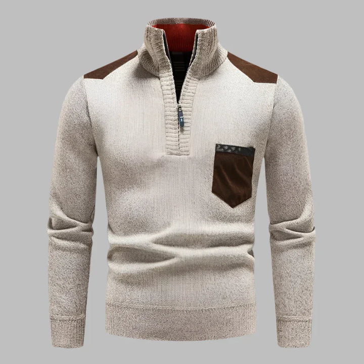 Beiger Herrenpullover mit Reißverschluss, braunen Schulterdetails und Brusttasche. Modischer Strickpullover für Herbst und Winter.