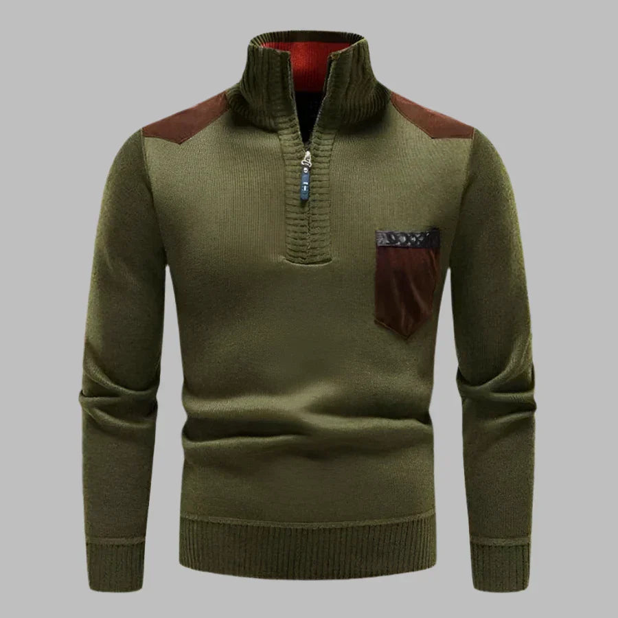 Olivgrüner Herrenpullover mit Reißverschluss, braunen Schulterdetails und Brusttasche. Modischer Strickpullover für Herbst und Winter.