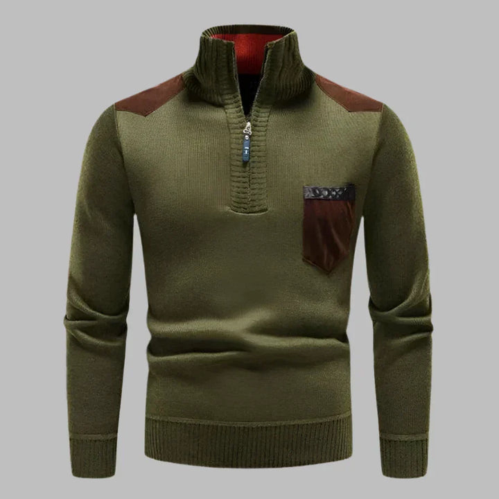 Olivgrüner Herrenpullover mit Reißverschluss, braunen Schulterdetails und Brusttasche. Modischer Strickpullover für Herbst und Winter.