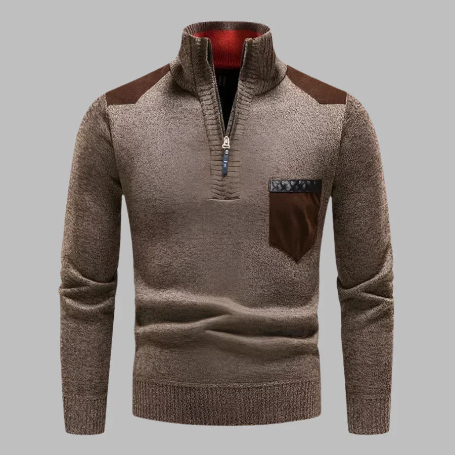 Brauner Herrenpullover mit Reißverschluss, Stehkragen und Brusttasche. Modischer Strickpullover, ideal für Herbst und Winter. Warm und stilvoll.