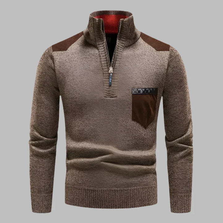 Brauner Herrenpullover mit Reißverschluss, Stehkragen und Brusttasche. Modischer Strickpullover, ideal für Herbst und Winter. Warm und stilvoll.
