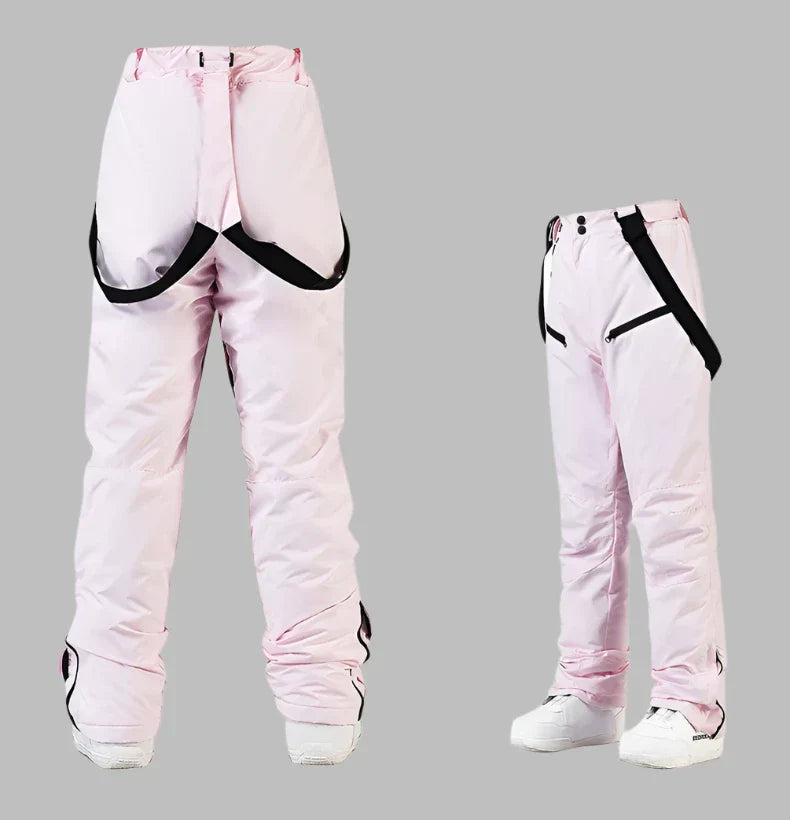 Rosa Skihose mit Hosenträgern, isoliert auf grauem Hintergrund. Winterbekleidung, wasserdicht, atmungsaktiv, ideal für Skifahren und Snowboarden.