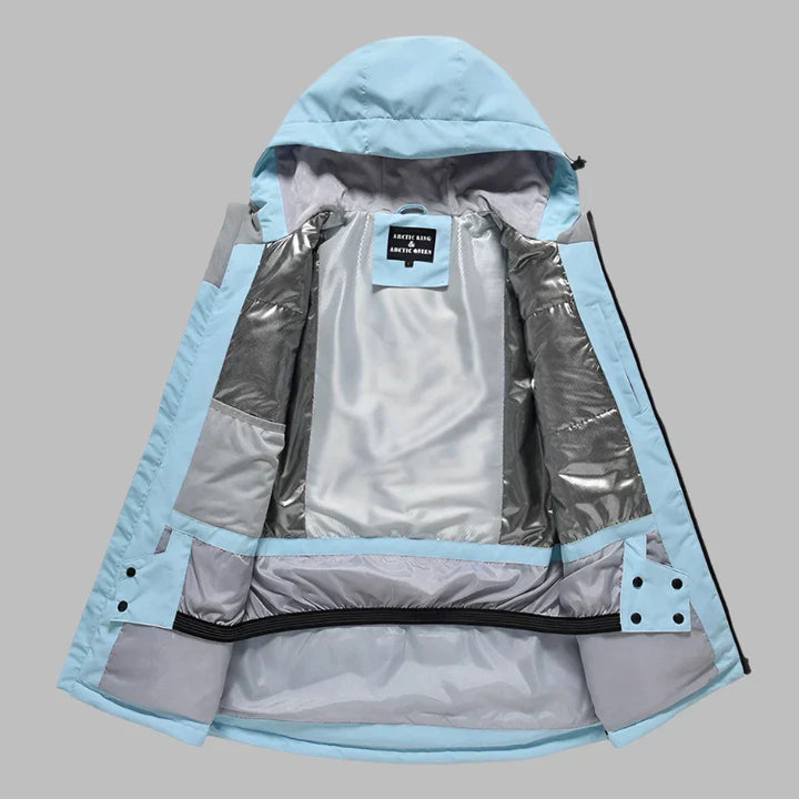Hellblaue Winterjacke mit Kapuze, offen gezeigt, silbernes Innenfutter, isoliert, winddicht, ideal für Outdoor-Aktivitäten bei kaltem Wetter.