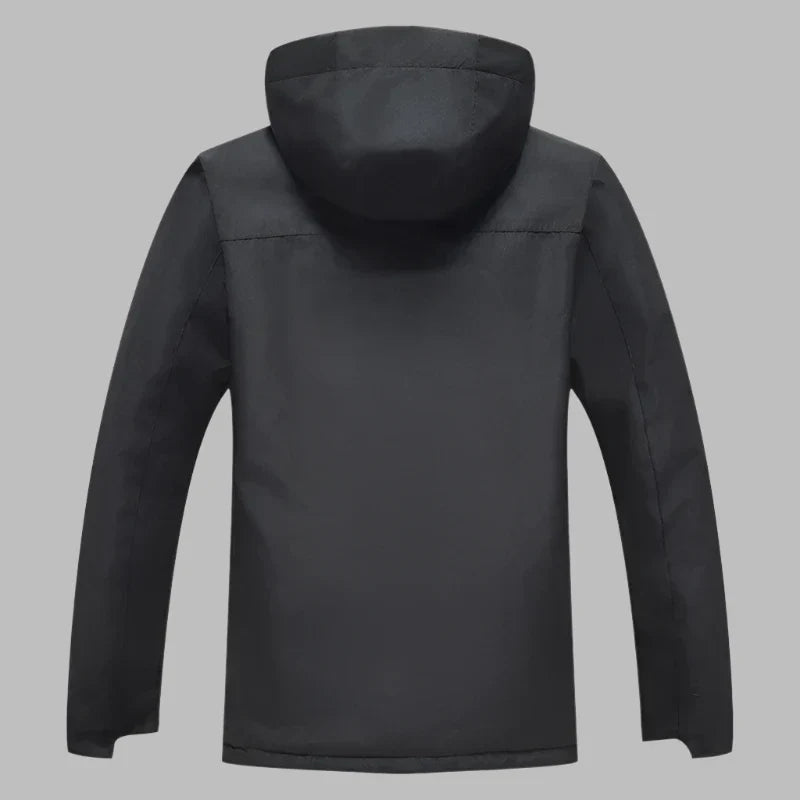 Schwarze Herren-Winterjacke mit Kapuze, Rückansicht. Wasserdichtes Material, ideal für Outdoor-Aktivitäten. Elegantes Design, warm und funktional.