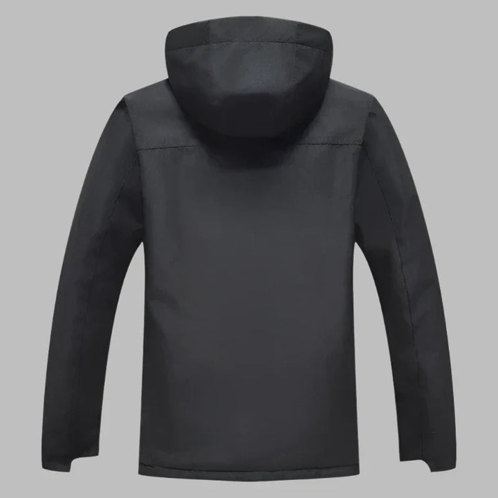 Schwarze Herren-Winterjacke mit Kapuze, Rückansicht. Wasserdichtes Material, ideal für Outdoor-Aktivitäten. Elegantes Design, warm und funktional.