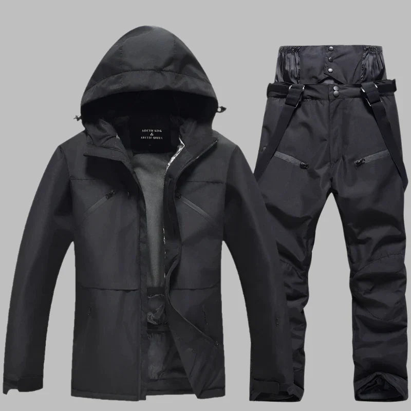 Schwarzer Outdoor-Winteranzug mit Kapuzenjacke und Hose, wasserdicht, winddicht, ideal für Skifahren und Wandern, funktionale Taschen, robustes Design.