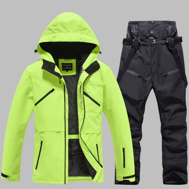 Neongelbe Outdoor-Jacke mit Kapuze und schwarze wasserdichte Hose. Ideal für Wandern und Skifahren. Funktionale Taschen, robustes Material.