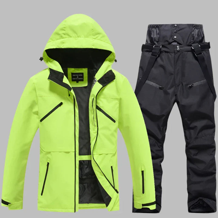 Neongelbe Outdoor-Jacke mit Kapuze und schwarze wasserdichte Hose. Ideal für Wandern und Skifahren. Funktionale Taschen, robustes Material.