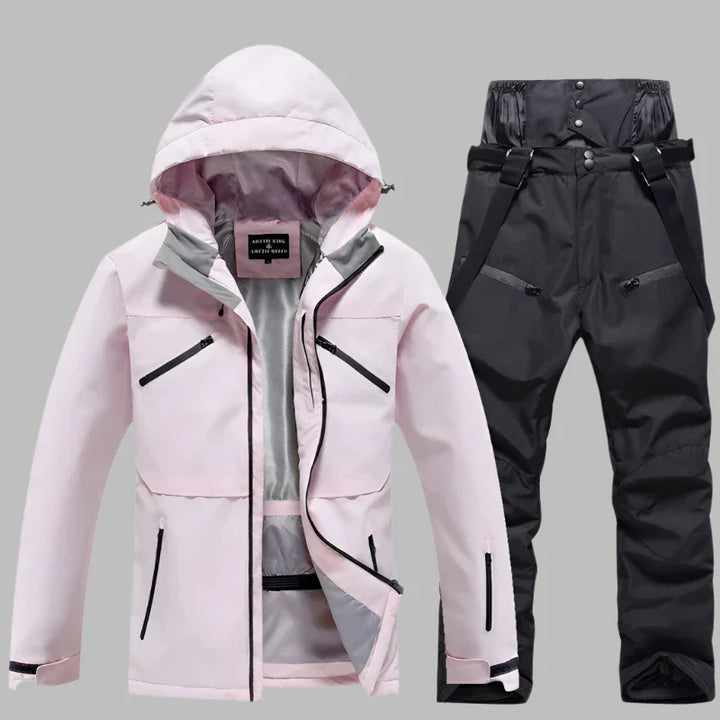 Rosa Damen-Skijacke mit Kapuze und schwarze Skihose mit Hosenträgern. Wasserdicht, winddicht, ideal für Wintersport und Outdoor-Aktivitäten.