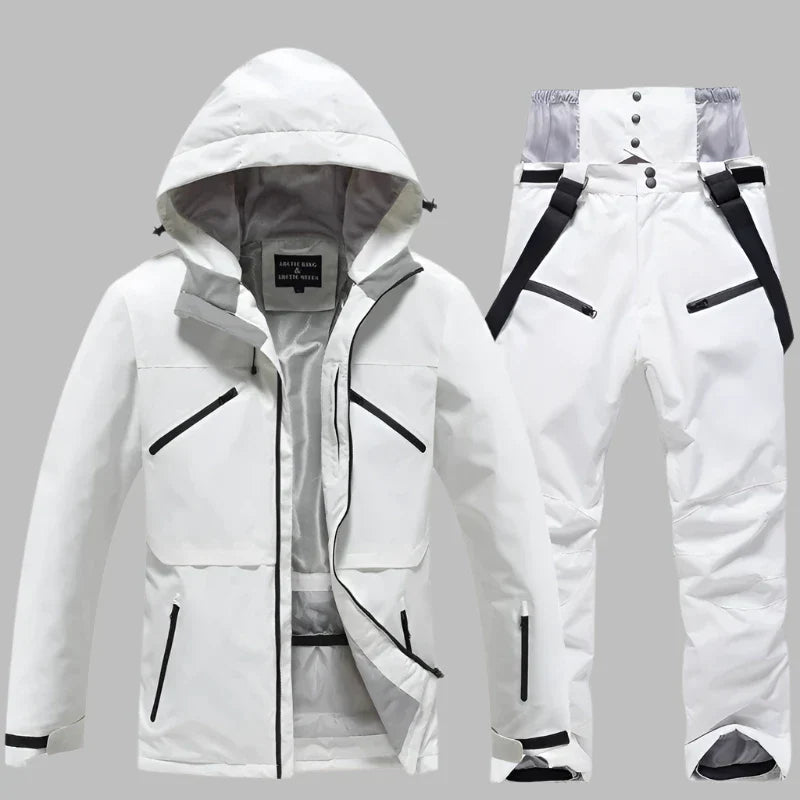 Weiße Skijacke und Skihose Set mit Kapuze und Reißverschlusstaschen, ideal für Wintersport. Wasserdicht, atmungsaktiv, modisch und funktional.