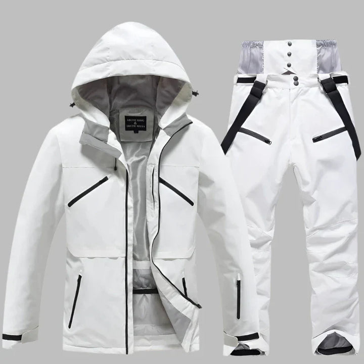 Weiße Skijacke und Skihose Set mit Kapuze und Reißverschlusstaschen, ideal für Wintersport. Wasserdicht, atmungsaktiv, modisch und funktional.