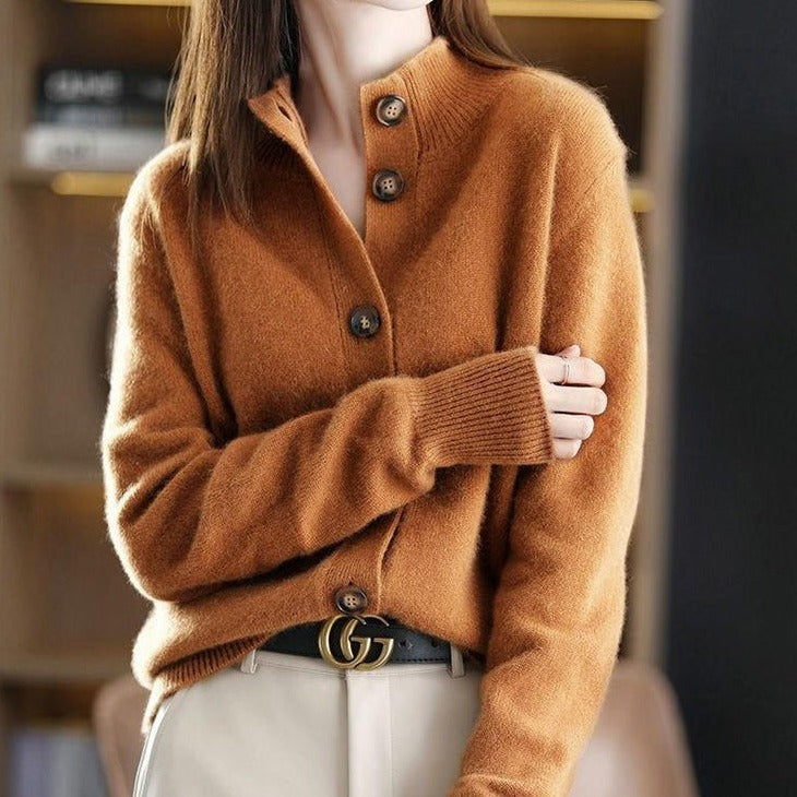 Frau trägt braunen Strickpullover mit Knöpfen, kombiniert mit beiger Hose und schwarzem Gürtel. Modetrend, Herbstmode, Damenbekleidung.