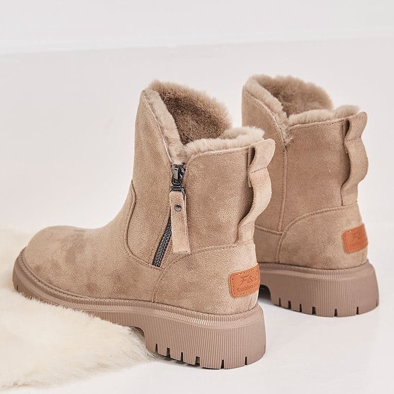Beige Damen-Winterstiefel mit Kunstfellfutter, Reißverschluss und rutschfester Sohle. Ideal für kaltes Wetter und modische Winteroutfits.