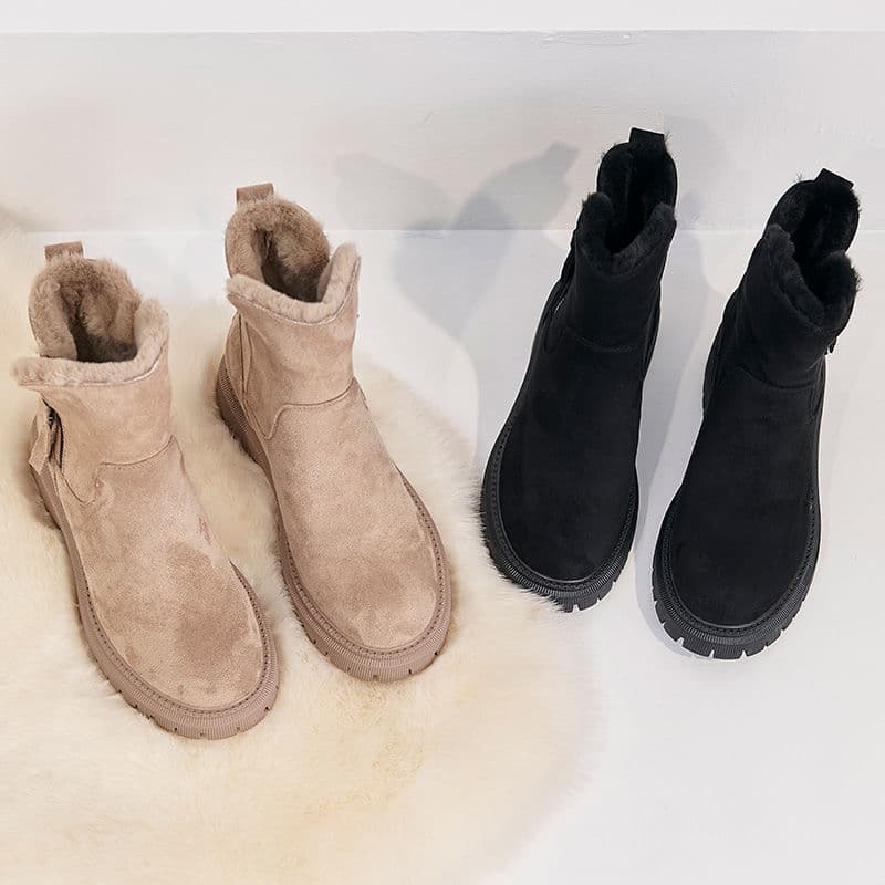 Zwei Paar Winterstiefel aus Wildleder, beige und schwarz, mit warmem Innenfutter, auf einem weißen Hintergrund. Ideal für kaltes Wetter und modische Outfits.