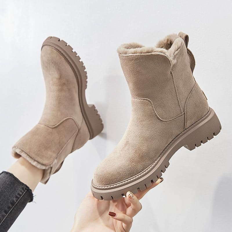 Beige Damen-Winterstiefel mit Fellfutter, rutschfester Sohle und modernem Design. Perfekt für kalte Tage und stilvolle Wintermode.